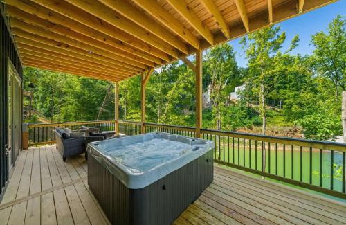 Sevierville Casa | Cottage Cove Oasis - Lakefront with Hot Tub