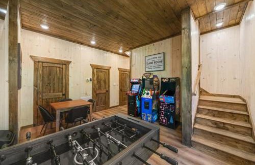 Sevierville Casa | Cottage Cove Oasis - Lakefront with Hot Tub
