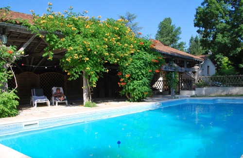Saint-Martin-de-Riberac Cabaña | Casa rural 'Pas de Soucis' con piscina compartida