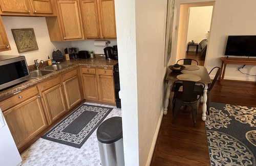 Des Moines Apartamento | Cottage Grove apt 1 private covered porch
