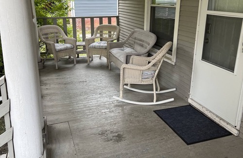 Des Moines Apartamento | Cottage Grove apt 1 private covered porch