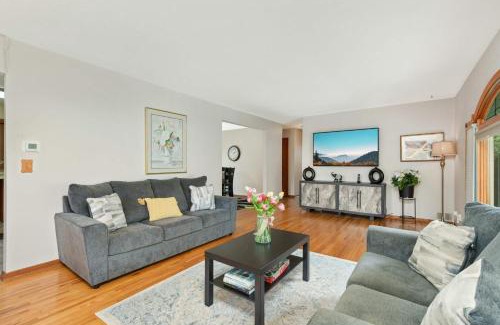 Cottage Grove Casa | Cottage Grove Haven, Spacious 4-Bed, 3 Baths Retreat