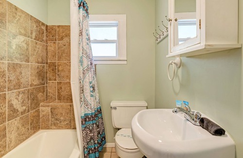 Bradenton Beach Casa | Cottage Haven-one Minute Walk To The Beach-private Yards-keyless Locks