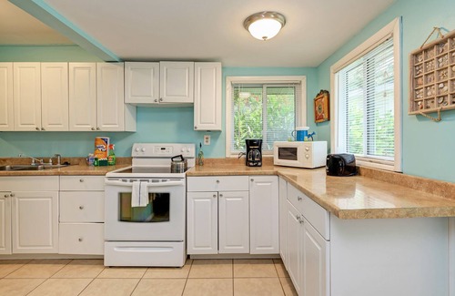 Bradenton Beach Casa | Cottage Haven-one Minute Walk To The Beach-private Yards-keyless Locks