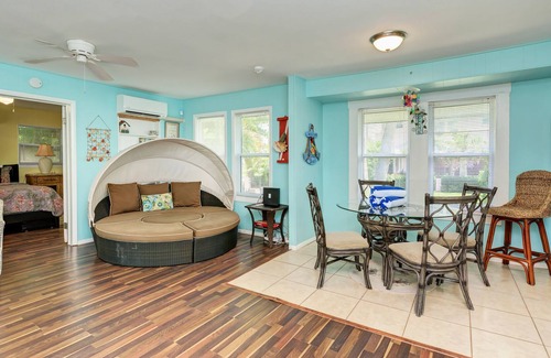 Bradenton Beach Casa | Cottage Haven-one Minute Walk To The Beach-private Yards-keyless Locks