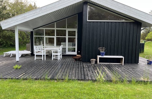 Blokhus Cabaña | Cottage holiday surrounded by nature and peaceful fields.