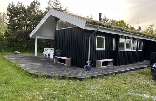 Blokhus Cabaña | Cottage holiday surrounded by nature and peaceful fields.