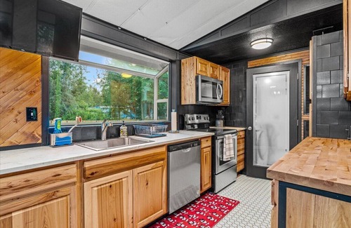 Camano Island Cabaña | Relax in Camano Island with view to Forest