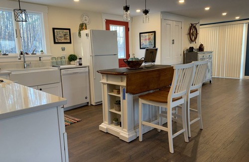 Edgecomb Casa | Cottage in Edgecomb - Waterfront Holiday Getaway
