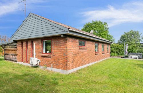 Fjellerup Strand Casa | Cottage In Fjellerup With Outdoor Spa