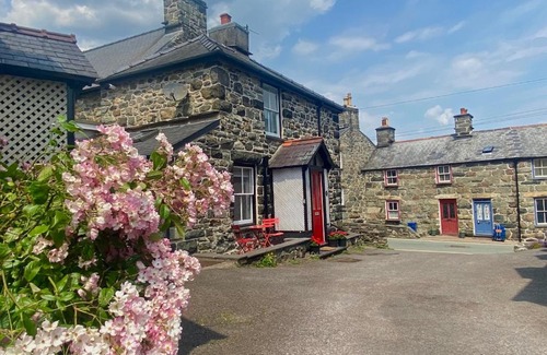 Dolgellau Casa | Cottage in heart of Dolgellau with parking