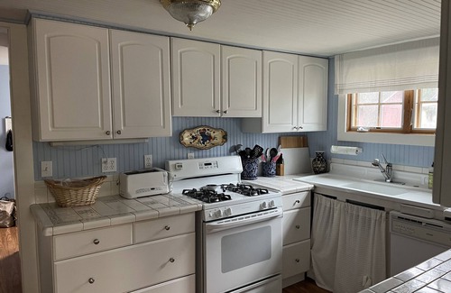 Bay View Cabaña | Cottage in historic Bay View close to waterfront & walking trails