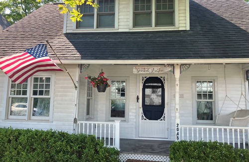 Bay View Cabaña | Cottage in historic Bay View close to waterfront & walking trails
