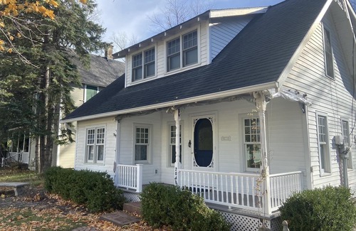 Bay View Cabaña | Cottage in historic Bay View close to waterfront & walking trails