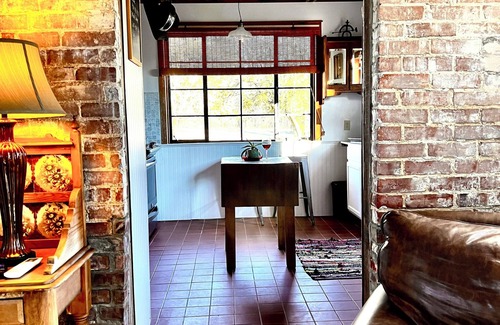 Sarah Cabaña | Cottage in MS's Hill Country. Cozy, Quiet & Close to good Music, Food & History.