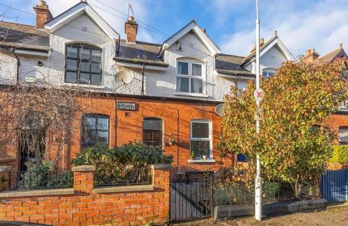 Queens Quarter Casa | Cottage in the City The Harland Rathdrum Cottage