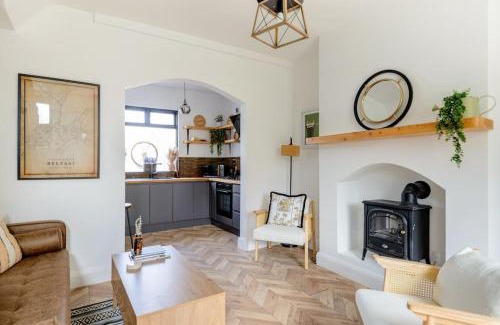 Queens Quarter Casa | Cottage in the City The Harland Rathdrum Cottage