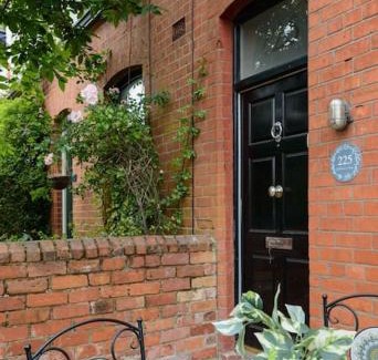 Queens Quarter Casa | Cottage in the City The Wolff Rathdrum Cottages