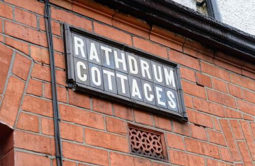 Queens Quarter Casa | Cottage in the City The Wolff Rathdrum Cottages