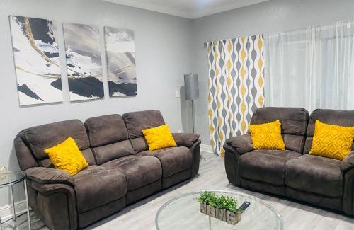 Miami Gardens Casa | Cottage in the Gardens!