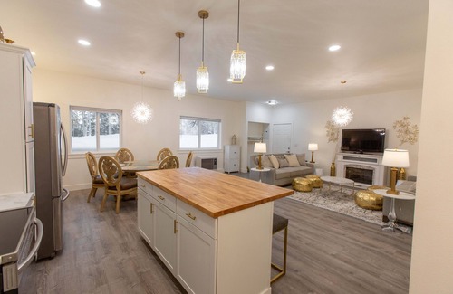 Fairbanks Casa | Cottage in the hills with room for the whole family!