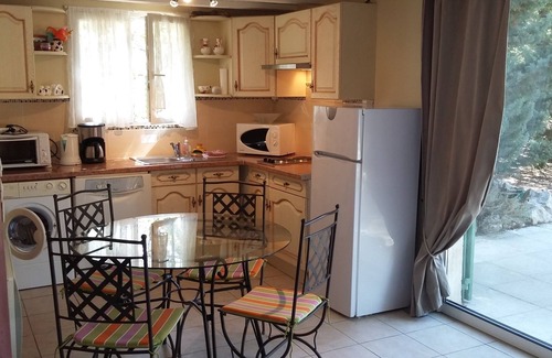 Mimet Casa | Pequeña casa independiente en propiedad arbolada con piscina