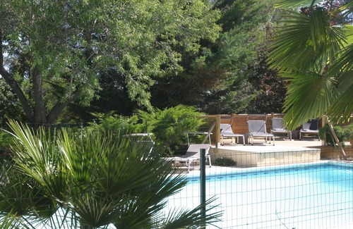 Mimet Casa | Pequeña casa independiente en propiedad arbolada con piscina