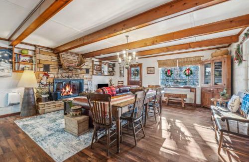 Berkeley Springs Casa | Cottage Inn The Woods - Pond, Pet Friendly, Grill, Wifi, Fire Pit, Deck, Screen Porch, Fireplace, Private