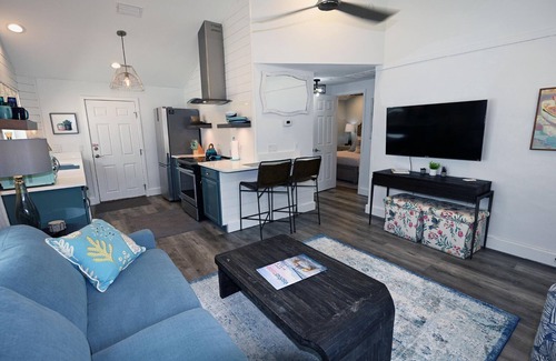 Navarre Cabaña | Cottage just steps from the water!
