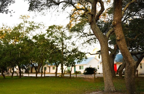 Navarre Cabaña | Cottage just steps from the water!