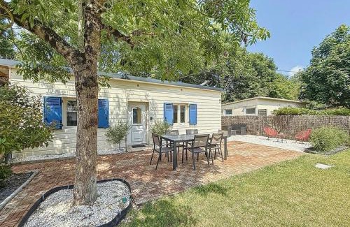 Jullouville Casa | Cottage, L étrille, WIFI gratuit, proche de la mer, jardin, terrasse