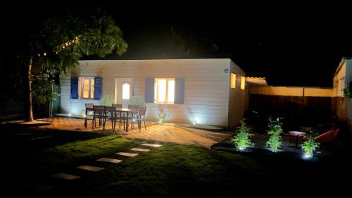 Jullouville Casa | Cottage, L étrille, WIFI gratuit, proche de la mer, jardin, terrasse