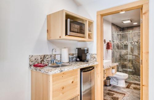 Bass Lake Chalet De Esquí | Cottage Like Suite with Private Hot Tub