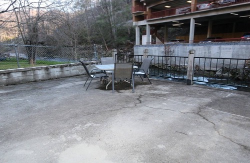 Gatlinburg Cabaña | Cabaña ubicada en el río en el centro de Gatlinburg, Tn