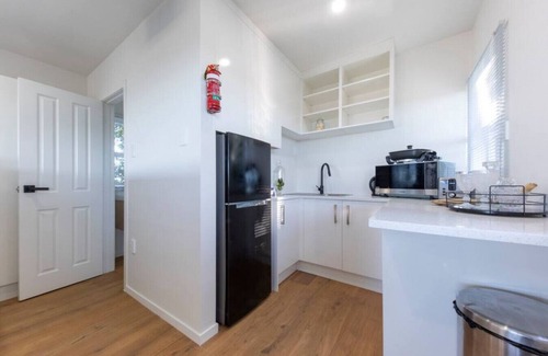 Remuera Cabaña | Cottage Market Rd · Romantic Hillside Oasis - Spa Pool & Views