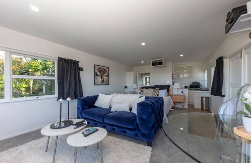 Remuera Cabaña | Cottage Market Rd · Romantic Hillside Oasis - Spa Pool & Views