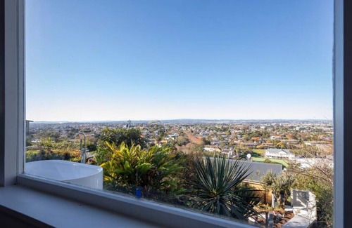 Remuera Cabaña | Cottage Market Rd · Romantic Hillside Oasis - Spa Pool & Views