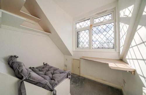 London Borough of Bromley Casa | Cottage Mew for Contractors and Family Stays Near Bromley - Free Parking & WIFI