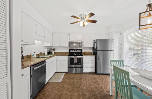 Seabrook Island Cabaña | Cottage near beach with amenity cards pets ok