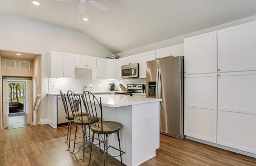 Wood Island Cabaña | Cottage Near Lake Austin
