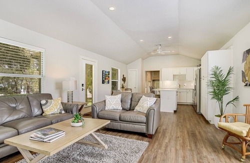 Wood Island Cabaña | Cottage Near Lake Austin