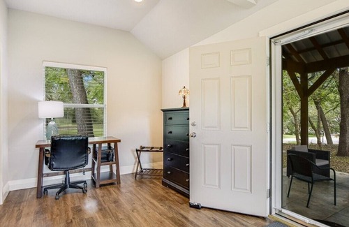 Wood Island Cabaña | Cottage Near Lake Austin
