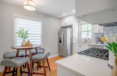 Milwaukee Cabaña | Cottage near Mt. Mary College
