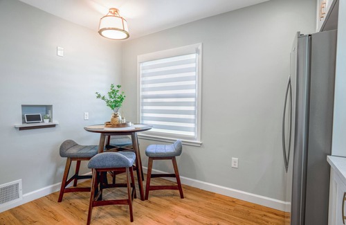 Milwaukee Cabaña | Cottage near Mt. Mary College