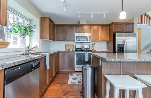 Lindell Beach Cabaña | Cottage oasis w/ resort amenities & close to the lake!