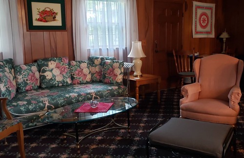 Mechanicsburg Casa | Cottage on 2 acre lot next to Little Darby Creek