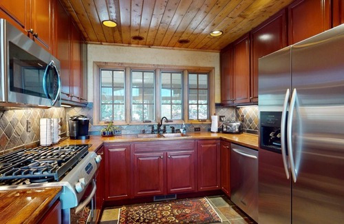 Highlands Cabina | Cottage on Homer Potts | Charming Cottage with Chef`s Dream Kitchen