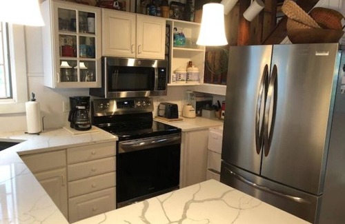 Saratoga Springs Cabaña | Cottage on Saratoga Lake within 10 minutes to Race Track and Broadway Avenue