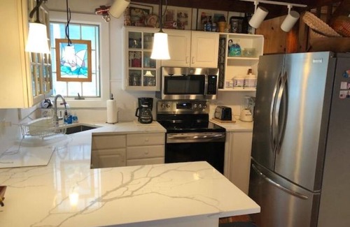 Saratoga Springs Cabaña | Cottage on Saratoga Lake within 10 minutes to Race Track and Broadway Avenue