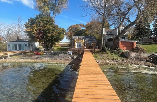 Town of Varick Cabaña | ¡Quédate en el agua en una casa flotante de lujo!